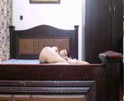 Турок снимает свою голую молодую жену на кровати